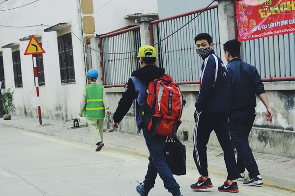 Sinh vi&ecirc;n H&agrave; Nội h&aacute;o hức trở lại trường sau kỳ nghỉ Tết Nguy&ecirc;n đ&aacute;n - Ảnh 1.