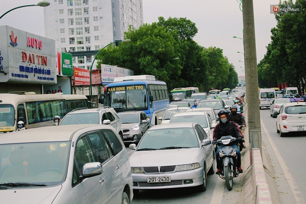 Mọi ngả đường Hà Nội tắc nghẽn trong buổi sáng đi làm đầu tiên sau kỳ nghỉ Tết Nguyên đán - Ảnh 1.