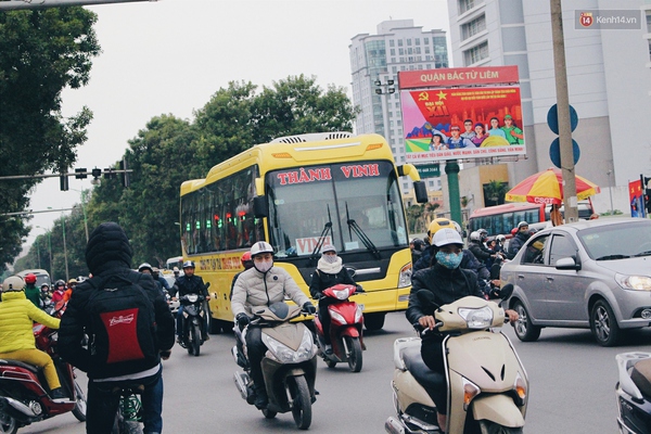 Mọi ngả đường Hà Nội tắc nghẽn trong buổi sáng đi làm đầu tiên sau kỳ nghỉ Tết Nguyên đán - Ảnh 3.