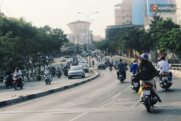 Sài Gòn trở lại nhịp sống hối hả trong ngày đi làm đầu tiên của năm mới - Ảnh 1.