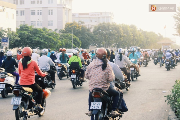 Sài Gòn trở lại nhịp sống hối hả trong ngày đi làm đầu tiên của năm mới - Ảnh 3.