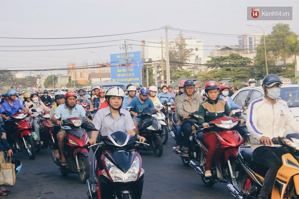 Sài Gòn trở lại nhịp sống hối hả trong ngày đi làm đầu tiên của năm mới - Ảnh 2.