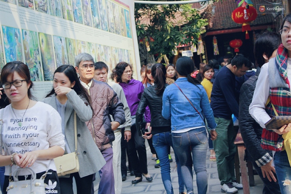Rằm th&aacute;ng Gi&ecirc;ng, giới trẻ H&agrave; Nội đổ x&ocirc; đi c&uacute;ng giải hạn, cầu duy&ecirc;n - Ảnh 6.