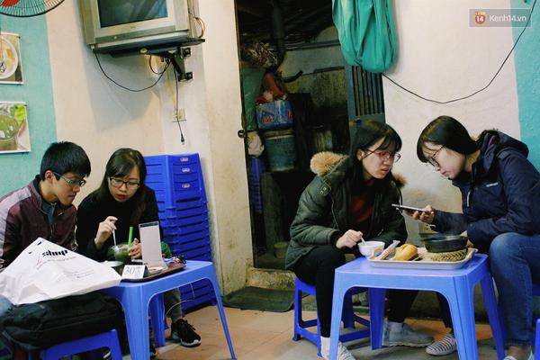 H&agrave; Nội: Qu&aacute;n b&aacute;nh mỳ ch&acirc;n g&agrave; hầm mật ong lạ lẫm, h&uacute;t kh&aacute;ch ở vỉa h&egrave; Bạch Mai - Ảnh 7.
