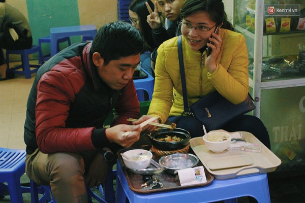 H&agrave; Nội: Qu&aacute;n b&aacute;nh mỳ ch&acirc;n g&agrave; hầm mật ong lạ lẫm, h&uacute;t kh&aacute;ch ở vỉa h&egrave; Bạch Mai - Ảnh 5.