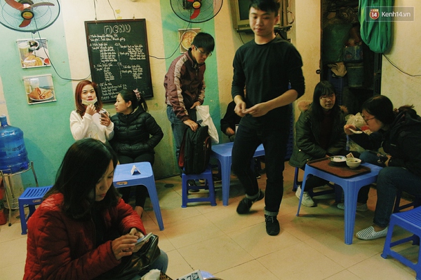 H&agrave; Nội: Qu&aacute;n b&aacute;nh mỳ ch&acirc;n g&agrave; hầm mật ong lạ lẫm, h&uacute;t kh&aacute;ch ở vỉa h&egrave; Bạch Mai - Ảnh 4.