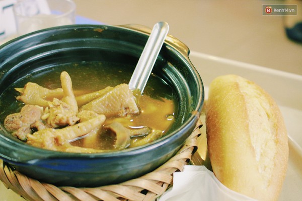 H&agrave; Nội: Qu&aacute;n b&aacute;nh mỳ ch&acirc;n g&agrave; hầm mật ong lạ lẫm, h&uacute;t kh&aacute;ch ở vỉa h&egrave; Bạch Mai - Ảnh 3.