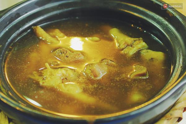 H&agrave; Nội: Qu&aacute;n b&aacute;nh mỳ ch&acirc;n g&agrave; hầm mật ong lạ lẫm, h&uacute;t kh&aacute;ch ở vỉa h&egrave; Bạch Mai - Ảnh 1.