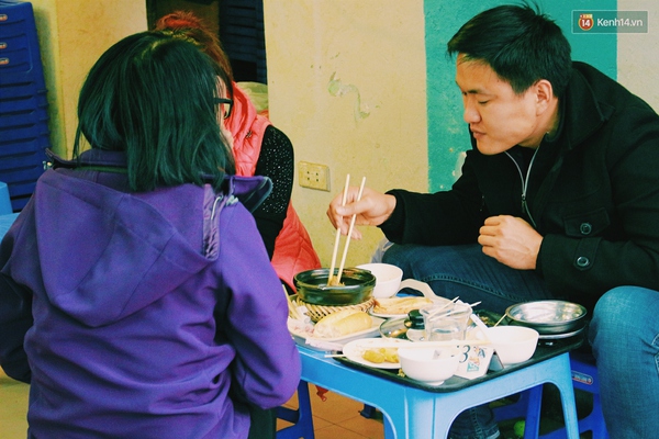H&agrave; Nội: Qu&aacute;n b&aacute;nh mỳ ch&acirc;n g&agrave; hầm mật ong lạ lẫm, h&uacute;t kh&aacute;ch ở vỉa h&egrave; Bạch Mai - Ảnh 6.