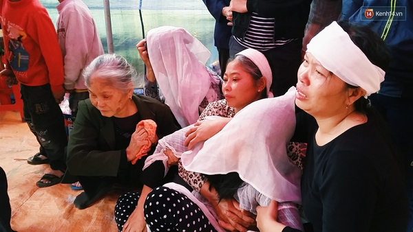 Vợ con khóc ngất bên quan tài chứa thi thể không vẹn nguyên của nạn nhân vụ nổ ở Văn Phú - Ảnh 2.