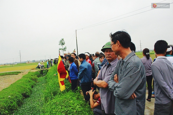 Vợ con khóc ngất bên quan tài chứa thi thể không vẹn nguyên của nạn nhân vụ nổ ở Văn Phú - Ảnh 4.