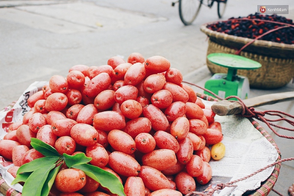 Bán nhót đỏ, mận chát thu lãi cả chục triệu/ngày thì chắc kéo nhau đi bán hàng rong hết! - Ảnh 2.