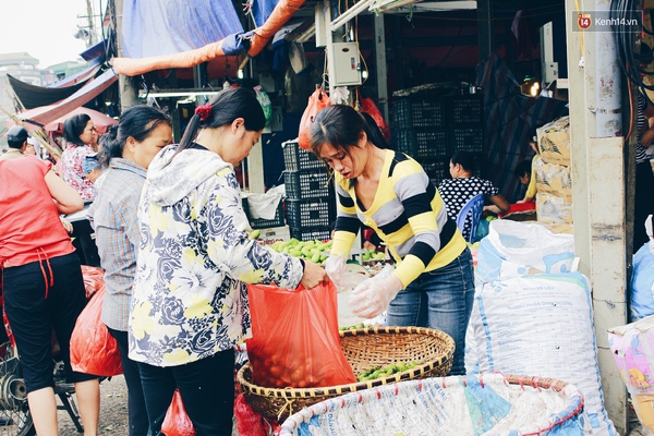 Bán nhót đỏ, mận chát thu lãi cả chục triệu/ngày thì chắc kéo nhau đi bán hàng rong hết! - Ảnh 14.