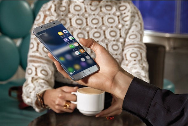 Galaxy S7 chính thức: camera bớt lồi, lại chống nước, ngoại hình thêm đường cong - Ảnh 1.