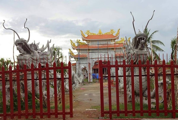 NSƯT Ho&agrave;i Linh b&aacute;c bỏ tin đồn bị dỡ bỏ đền thờ Tổ - Ảnh 2.