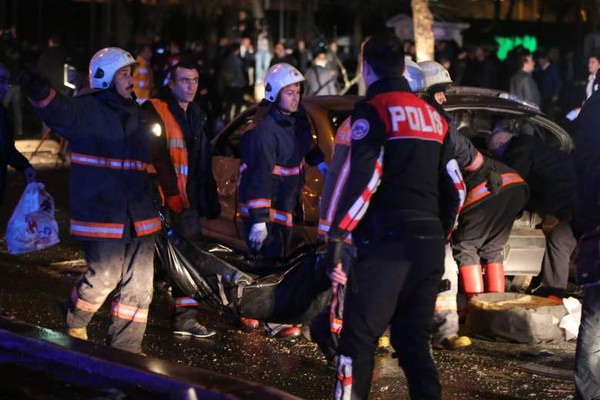 Hiện trường đẫm máu vụ đánh bom rung chuyển thủ đô Thổ Nhĩ Kỳ khiến 159 người thương vong - Ảnh 11.