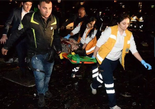 Hiện trường đẫm máu vụ đánh bom rung chuyển thủ đô Thổ Nhĩ Kỳ khiến 159 người thương vong - Ảnh 13.