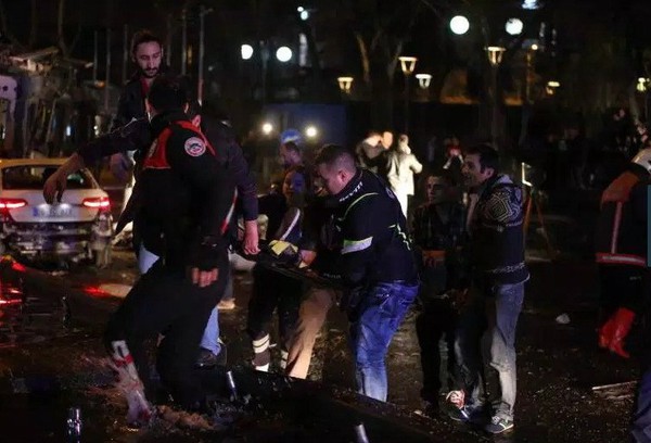 Hiện trường đẫm máu vụ đánh bom rung chuyển thủ đô Thổ Nhĩ Kỳ khiến 159 người thương vong - Ảnh 12.