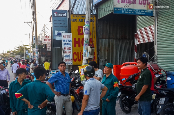 H&agrave;ng trăm gi&agrave;n gi&aacute;o sập đ&egrave; chết 2 c&ocirc;ng nh&acirc;n ở S&agrave;i G&ograve;n - Ảnh 2.