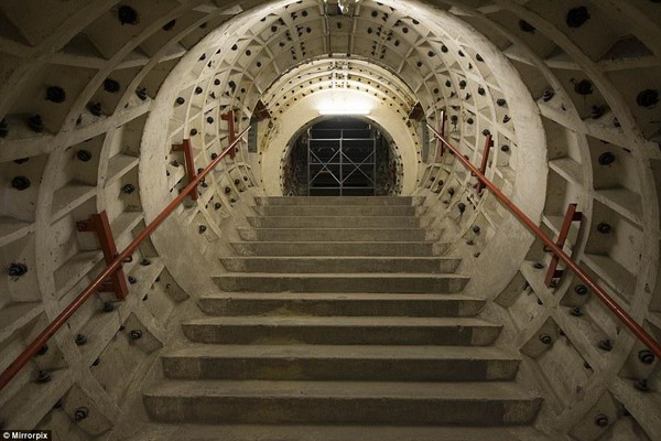 Bên trong đường hầm chiến tranh bí mật ở London - Ảnh 2.