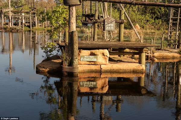 Hình ảnh ghê rợn bên trong công viên nước bỏ hoang 15 năm của Disney - Ảnh 19.
