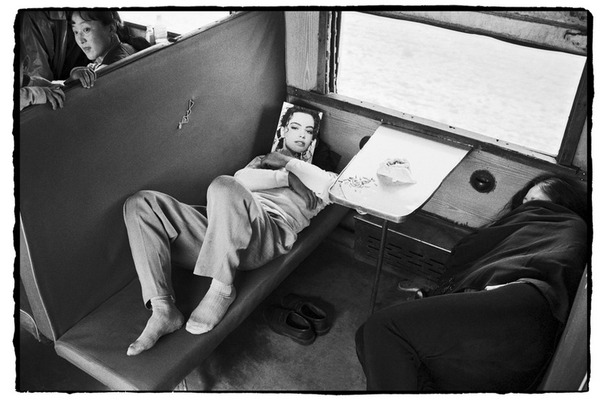 Chùm ảnh: Cuộc sống muôn màu trong bộ ảnh đen trắng trên những chuyến tàu xưa - Ảnh 17.
