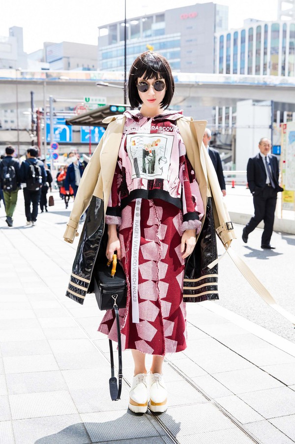 Street style Tuần lễ thời trang Tokyo: Con g&aacute;i c&agrave;ng qu&aacute;i, con trai c&agrave;ng cool - Ảnh 12.