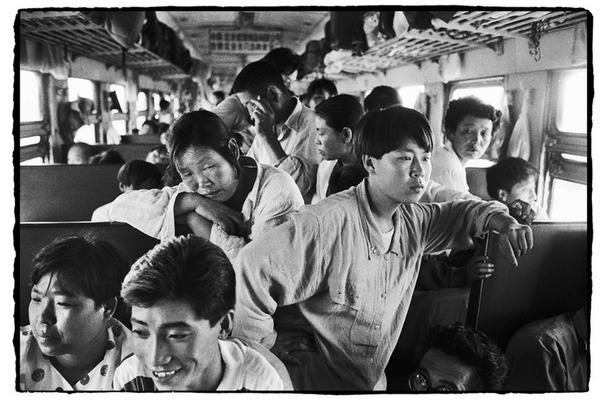 Chùm ảnh: Cuộc sống muôn màu trong bộ ảnh đen trắng trên những chuyến tàu xưa - Ảnh 26.