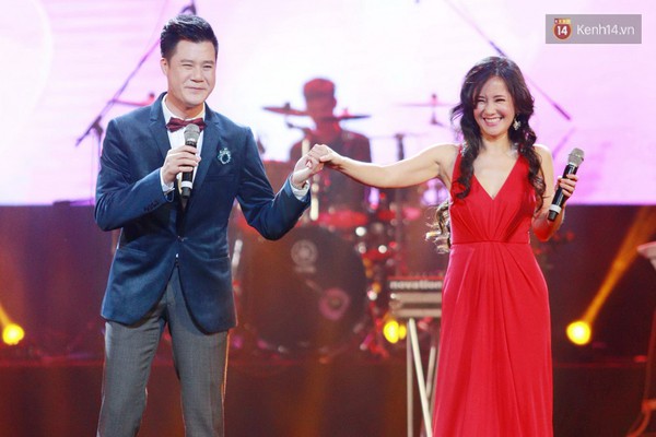 Vợ T&ugrave;ng Dương n&eacute; ống k&iacute;nh khi tới cổ vũ chồng trong đ&ecirc;m nhạc ng&agrave;y Valentine - Ảnh 7.