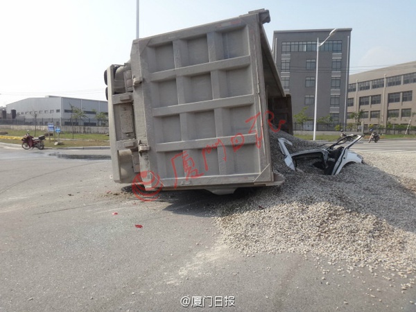 Cặp đ&ocirc;i chết tức tưởi khi container chở 50 tấn sỏi đi b&ecirc;n cạnh bất ngờ lật nh&agrave;o - Ảnh 2.