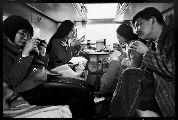Chùm ảnh: Cuộc sống muôn màu trong bộ ảnh đen trắng trên những chuyến tàu xưa - Ảnh 25.