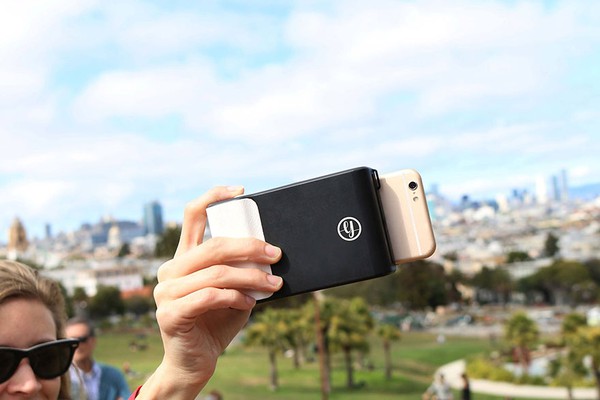 Ốp lưng biến smartphone th&agrave;nh m&aacute;y chụp ảnh lấy liền trong t&iacute;ch tắc - Ảnh 3.