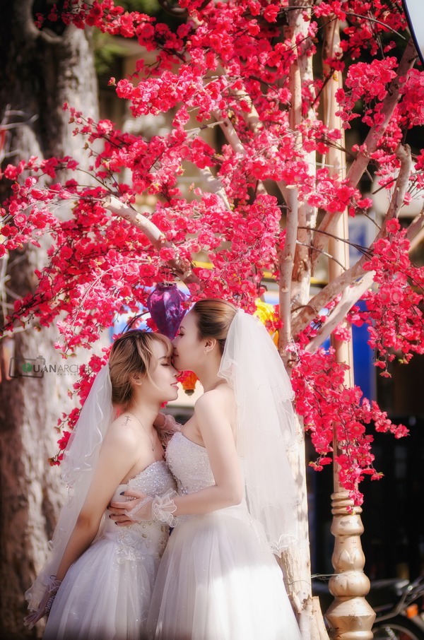 Xem ngay những bức ảnh cưới đầy yêu thương và đồng cảm của cặp đôi LGBT. Chúng tôi hy vọng sẽ mang đến cho bạn niềm cảm hứng và niềm tin vào tình yêu.