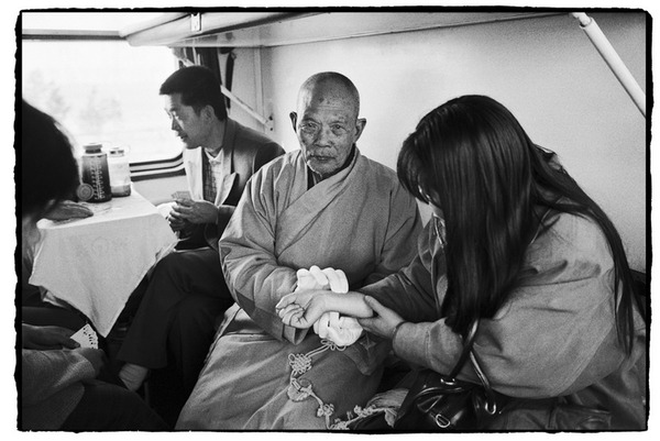 Chùm ảnh: Cuộc sống muôn màu trong bộ ảnh đen trắng trên những chuyến tàu xưa - Ảnh 13.
