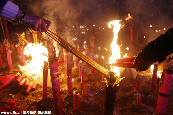 Người dân Trung Quốc chen chúc lên chùa cầu may dịp đầu năm mới - Ảnh 23.
