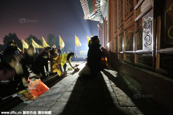 Người dân Trung Quốc chen chúc lên chùa cầu may dịp đầu năm mới - Ảnh 27.