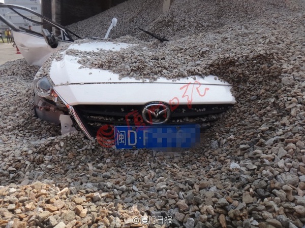 Cặp đ&ocirc;i chết tức tưởi khi container chở 50 tấn sỏi đi b&ecirc;n cạnh bất ngờ lật nh&agrave;o - Ảnh 5.