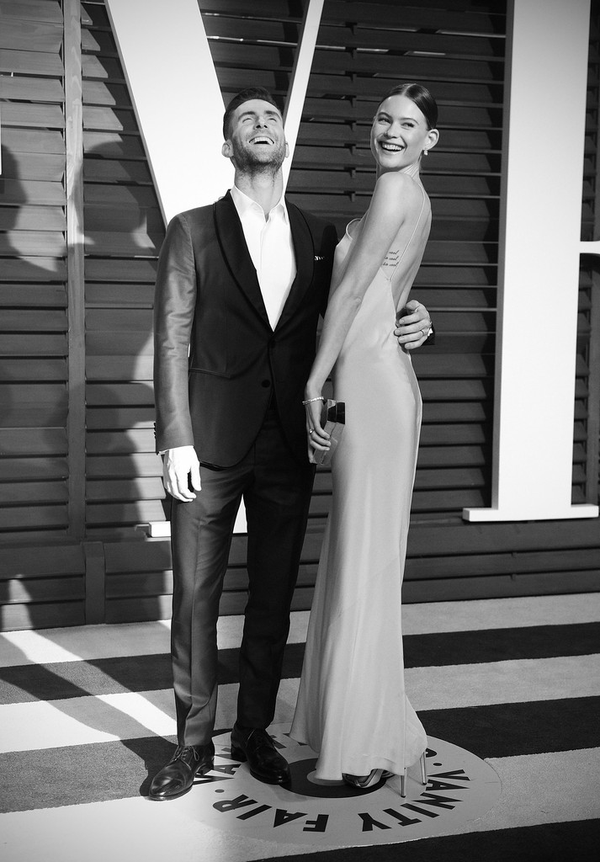 Xu&yacute;t xoa với loạt khoảnh khắc thời trang đẹp như mơ của Adam Levine & Behati Prinsloo - Ảnh 3.
