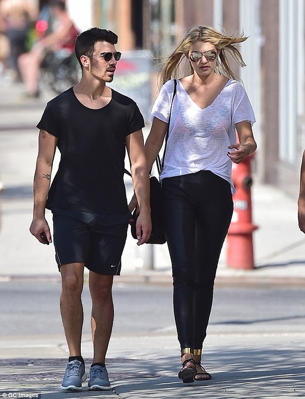 Street style thay đổi của Gigi Hadid qua mỗi đời bạn trai hot boy - Ảnh 6.