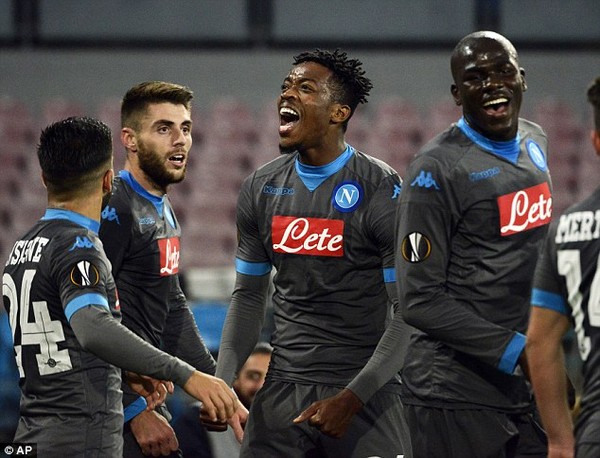 Cầu thủ Napoli ghi bàn dành tặng cho mẹ đồng đội mới mất - Ảnh 7.