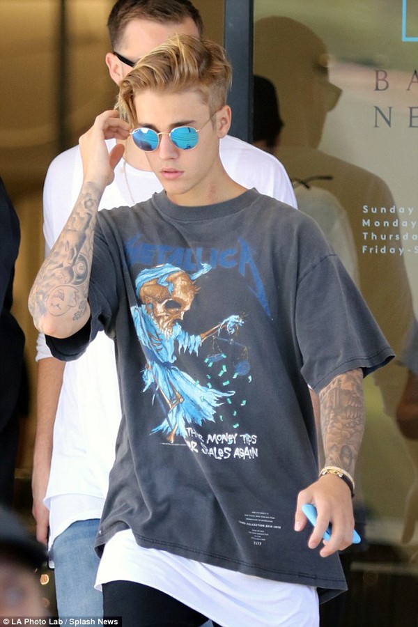 Justin Bieber ch&ecirc; bai mẫu nam h&ocirc;n Selena Gomez trong MV - Ảnh 1.