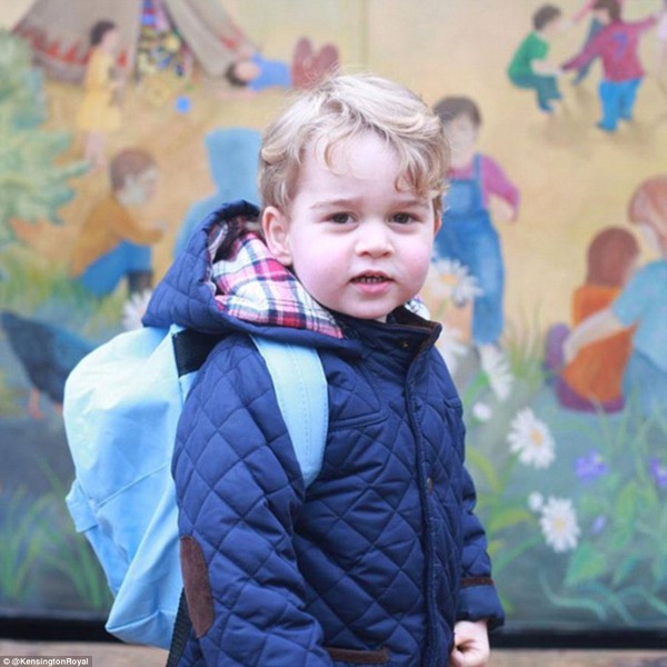 Hoàng tử bé Anh Quốc cực đáng yêu trong ngày đầu tiên đi học - Ảnh 1.