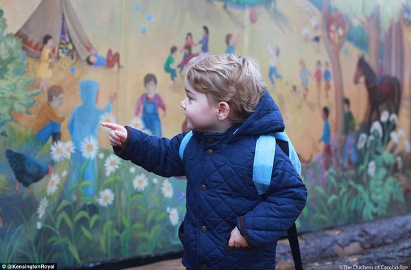 Hoàng tử bé Anh Quốc cực đáng yêu trong ngày đầu tiên đi học - Ảnh 2.