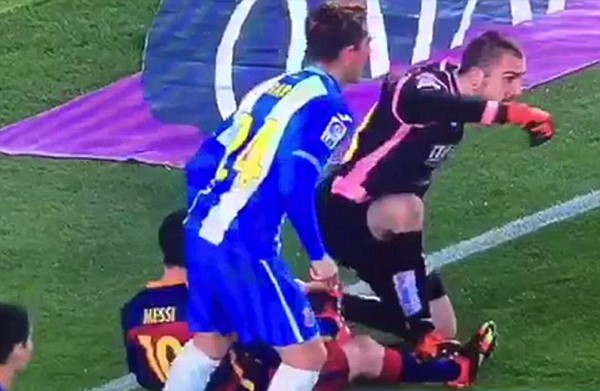 Thủ môn Espanyol có ý đồ giẫm gãy chân Messi - Ảnh 2.
