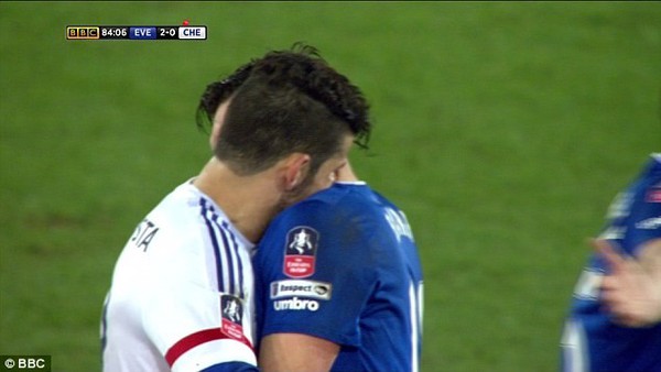 Diego Costa nhận thẻ đỏ vì cắn cổ cầu thủ Everton? - Ảnh 2.