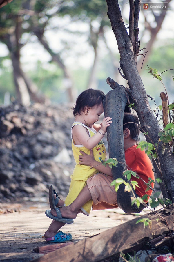 Những bức ảnh đầy yêu thương dành cho trẻ em trong khu ổ chuột Sài Gòn - Ảnh 2.