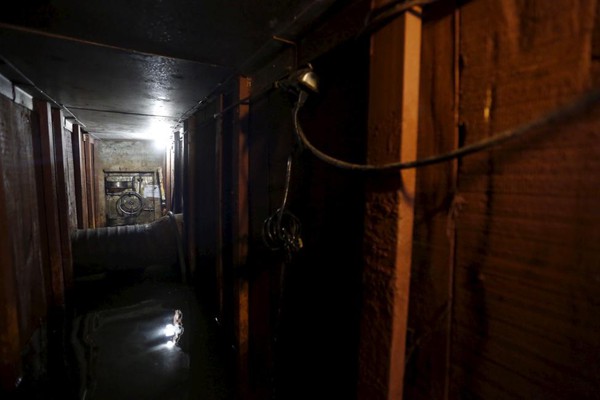 Cận cảnh đường hầm có cửa giấu sau gương của trùm ma túy Mexico - Ảnh 5.