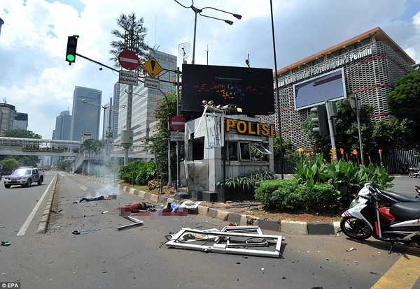 Những hình ảnh đáng sợ trong vụ đánh bom giữa thủ đô Indonesia - Ảnh 3.