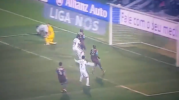 Casillas bắt hụt b&oacute;ng v&agrave; để thủng lưới như... tr&ograve; đ&ugrave;a - Ảnh 4.