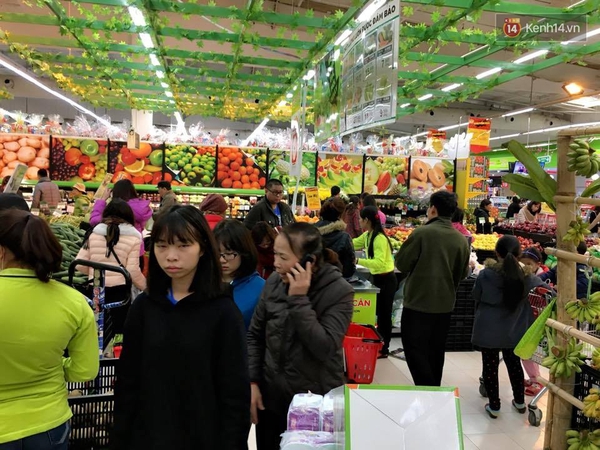 Lo sợ r&eacute;t đậm k&eacute;o d&agrave;i, người H&agrave; Nội tranh thủ đi mua thực phẩm t&iacute;ch trữ - Ảnh 5.